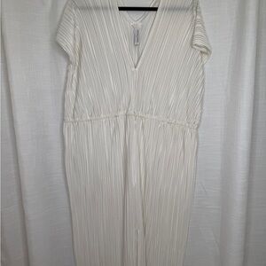 3X 26” ptp Shimmering white pleated dress.